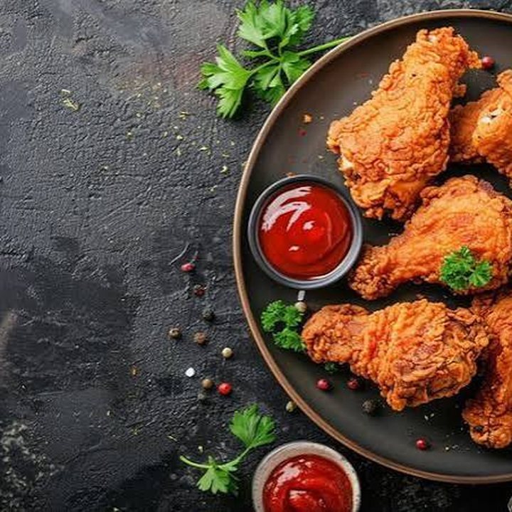 Fried chicken with dipping sauce