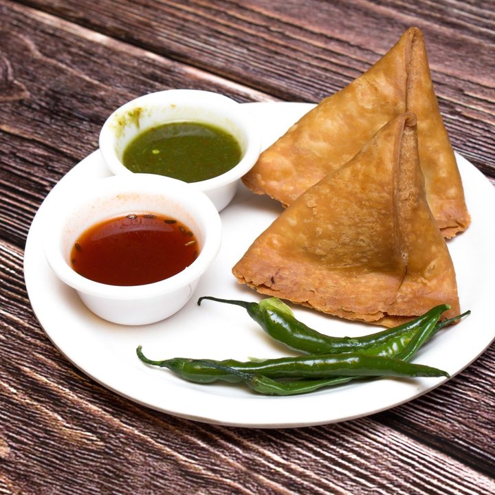 Crispy samosas served with chutney